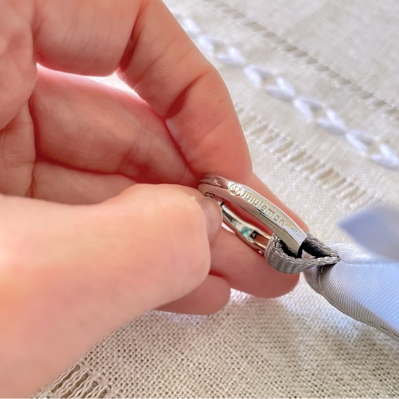 🩶Lululemon Silver Drop Clippable Card Pouch🩶 - Picture 12 of 13